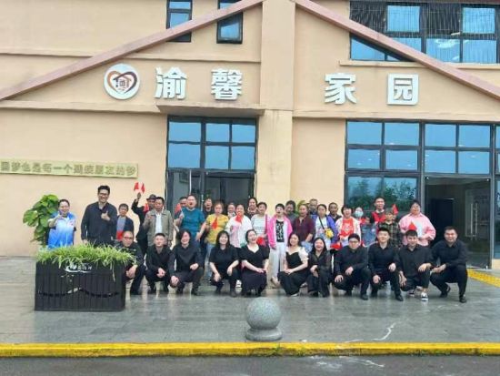 图为志愿者与残疾人合影。 受访者供图 图为志愿者与残疾人合影。 受访者供图