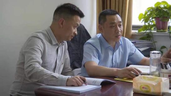 图为雷星在县科技局咨询续贷情况。 图为雷星在县科技局咨询续贷情况。