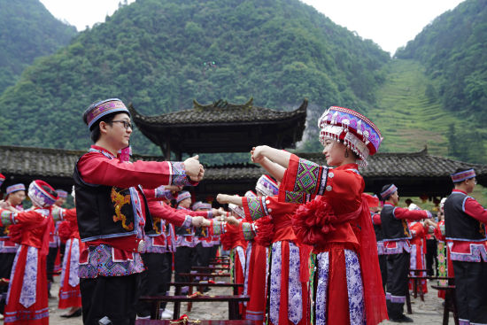 图为土家族婚俗集体婚礼现场。主办方 供图 图为土家族婚俗集体婚礼现场。主办方 供图