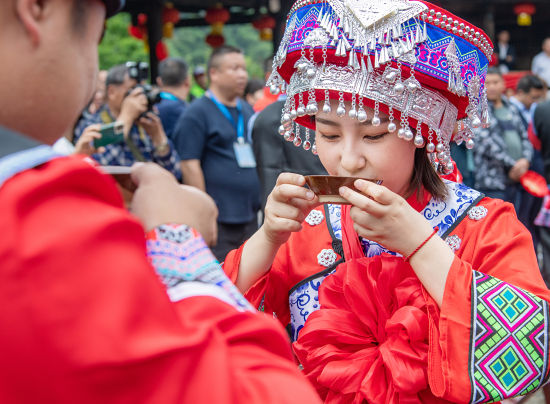 图为土家族婚俗集体婚礼现场。王鹏 摄 图为土家族婚俗集体婚礼现场。王鹏 摄