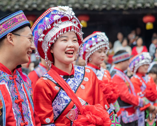 图为土家族婚俗集体婚礼现场。王鹏 摄 图为土家族婚俗集体婚礼现场。王鹏 摄