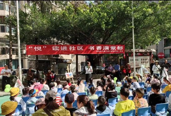 图为凤凰幼儿园教师志愿者进西城紫都小区开展亲子阅读活动。巫溪县委组织部 供图
