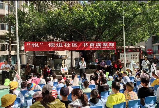 图为凤凰幼儿园教师志愿者进西城紫都小区开展亲子阅读活动。巫溪县委组织部 供图 图为凤凰幼儿园教师志愿者进西城紫都小区开展亲子阅读活动。巫溪县委组织部 供图