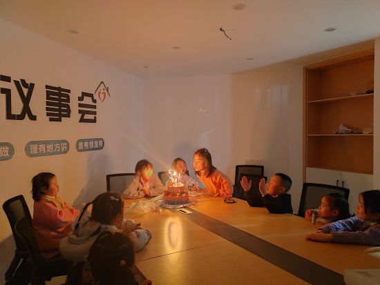图为珠海实验小学教师组织西城紫都小区留守儿童过生日。巫溪县委组织部 供图