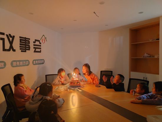 图为珠海实验小学教师组织西城紫都小区留守儿童过生日。巫溪县委组织部 供图 图为珠海实验小学教师组织西城紫都小区留守儿童过生日。巫溪县委组织部 供图