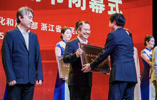 图为重庆市歌剧院院长、重庆交响乐团团长刘光宇接受颁奖。第五届中国歌剧节主办方供图 图为重庆市歌剧院院长、重庆交响乐团团长刘光宇接受颁奖。第五届中国歌剧节主办方供图