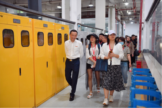 重庆科技学院党委书记黎德龙化身“推介官”带队参观。重庆科技学院供图 重庆科技学院党委书记黎德龙化身“推介官”带队参观。重庆科技学院供图