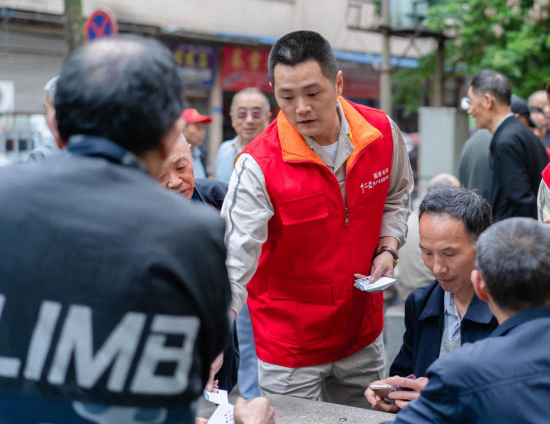 图为唐袁向社区居民发放供电连心卡。高爱妮 摄 图为唐袁向社区居民发放供电连心卡。高爱妮 摄