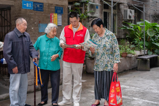 图为唐袁给留守老人讲解用电注意事项。高爱妮 摄 图为唐袁给留守老人讲解用电注意事项。高爱妮 摄