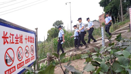 图为江边巡逻。 永川区公安局供图 图为江边巡逻。 永川区公安局供图
