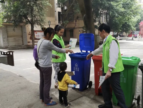 图为垃圾分类志愿服务队正在引导居民。大渡口融媒体中心供图 图为垃圾分类志愿服务队正在引导居民。大渡口融媒体中心供图