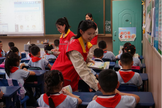 图为志愿者发放分时电价宣传画册。刘芮菡 摄 图为志愿者发放分时电价宣传画册。刘芮菡 摄