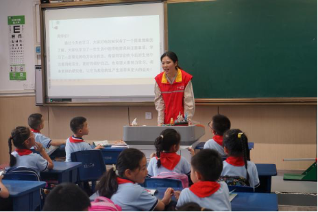 图为志愿者讲解用点小知识。刘芮菡 摄 图为志愿者讲解用点小知识。刘芮菡 摄