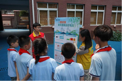 图为志愿者宣传介绍分时电价政策。刘芮菡 摄 图为志愿者宣传介绍分时电价政策。刘芮菡 摄