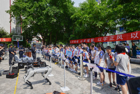 图为特警队员介绍装备。 重庆市公安局特警总队 供图 图为特警队员介绍装备。 重庆市公安局特警总队 供图