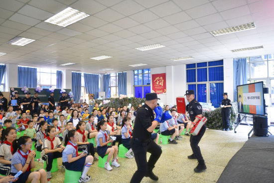 图为特警队员现场进行格斗展示。 重庆市公安局特警总队 供图 图为特警队员现场进行格斗展示。 重庆市公安局特警总队 供图