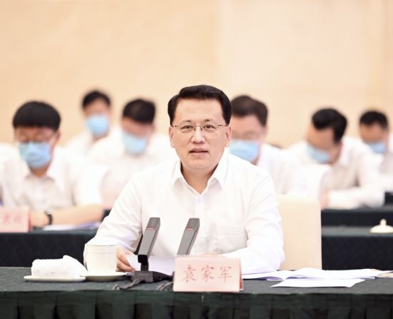 重庆市委书记袁家军讲话。记者 苏思 摄 重庆市委书记袁家军讲话。记者 苏思 摄