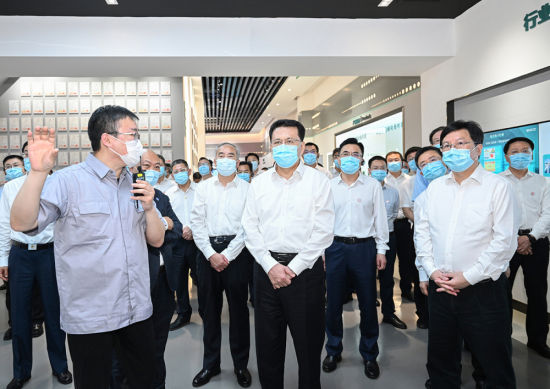 5月31日上午,重庆市党政代表团考察山东天岳先进科技股份有限公司。记者 苏思 摄 5月31日上午,重庆市党政代表团考察山东天岳先进科技股份有限公司。记者 苏思 摄