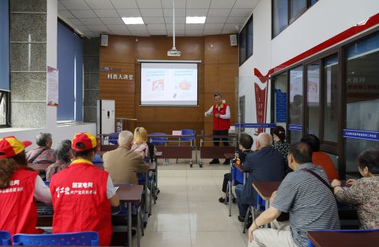 图为志愿者向社区居民宣传介绍节能小知识。李柯怡 摄 图为志愿者向社区居民宣传介绍节能小知识。李柯怡 摄