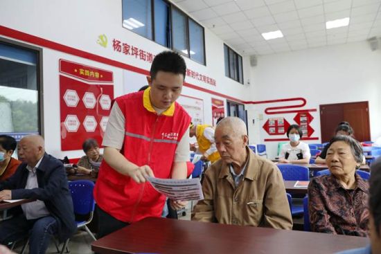 图为志愿者向社区居民宣传介绍分时电价政策。李柯怡 摄 图为志愿者向社区居民宣传介绍分时电价政策。李柯怡 摄