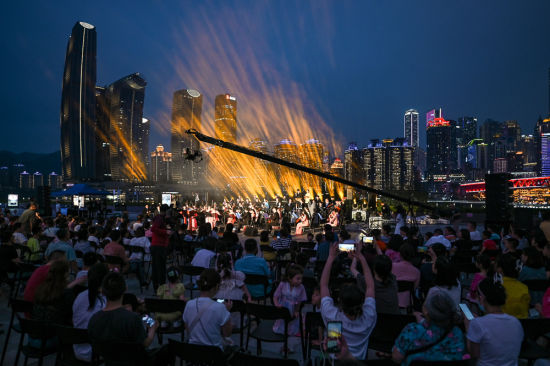 6月1日晚,“童心童趣”江畔亲子音乐会在重庆大剧院户外广场上演。 何蓬磊 摄 6月1日晚,“童心童趣”江畔亲子音乐会在重庆大剧院户外广场上演。 何蓬磊 摄