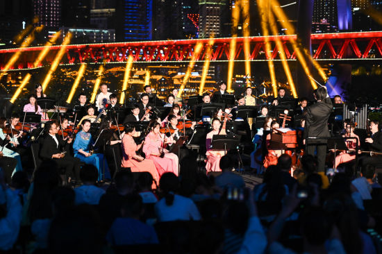 图为重庆民族乐团的演员们在江畔音乐会上表演。 何蓬磊 摄 图为重庆民族乐团的演员们在江畔音乐会上表演。 何蓬磊 摄