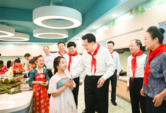 6月1日上午,市委书记袁家军,市委副书记、市长胡衡华来到重庆市人民小学校看望少年儿童。记者 苏思 摄 6月1日上午,市委书记袁家军,市委副书记、市长胡衡华来到重庆市人民小学校看望少年儿童。记者 苏思 摄