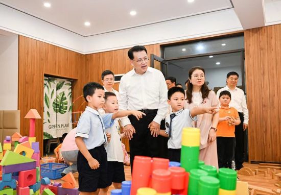 6月1日上午,在巴蜀幼儿园,市委书记袁家军同小朋友们亲切交流。记者 苏思 摄 6月1日上午,在巴蜀幼儿园,市委书记袁家军同小朋友们亲切交流。记者 苏思 摄