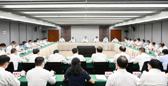 6��1�����磬��ί���Ԭ�Ҿ������ٿ�ѧϰ�᳹ϰ��ƽ��ʱ���й���ɫ�������˼���������������̸�ᡣ���� ��˼ ��