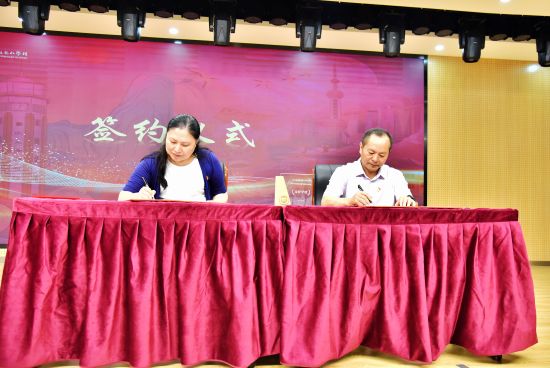 图为签约仪式。 王雯 摄 图为签约仪式。 王雯 摄