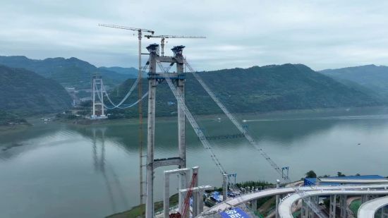 图为江龙高速复兴长江大桥施工现场。中冶集团供图 图为江龙高速复兴长江大桥施工现场。中冶集团供图