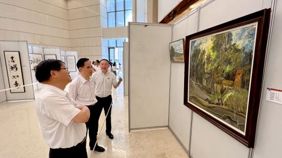 图为重庆工商大学校庆书画作品展。肖江川 摄 图为重庆工商大学校庆书画作品展。肖江川 摄