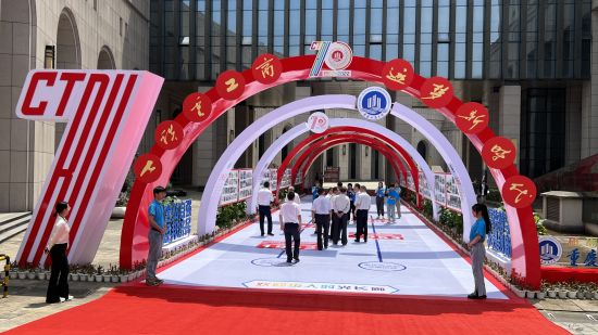 图为重庆工商大学校庆时光长廊。肖江川 摄 图为重庆工商大学校庆时光长廊。肖江川 摄