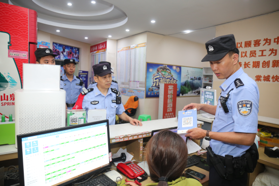 图为永川警方进行酒店清查。 永川区公安局供图 图为永川警方进行酒店清查。 永川区公安局供图