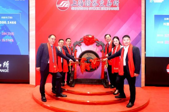 图为上市敲钟现场。西山科技供图 图为上市敲钟现场。西山科技供图