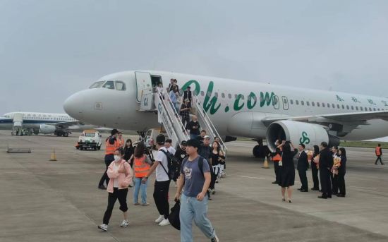 图为旅客乘坐航班抵达重庆仙女山机场。重庆仙女山机场供图 图为旅客乘坐航班抵达重庆仙女山机场。重庆仙女山机场供图