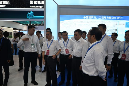 图为与会嘉宾在中建八局展台参观。张旭 摄 图为与会嘉宾在中建八局展台参观。张旭 摄