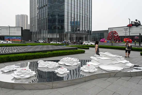 图为展览作品《花——生命的欲望》吸引民众打卡拍照。 何蓬磊 摄 图为展览作品《花——生命的欲望》吸引民众打卡拍照。 何蓬磊 摄