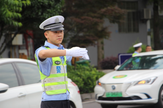 图为交巡警大队民警开展考点外交通疏导。酉阳公安局供图 图为交巡警大队民警开展考点外交通疏导。酉阳公安局供图