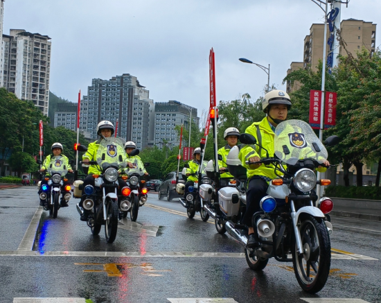 图为“爱心护考车”全天候开展巡逻。酉阳公安局供图 图为“爱心护考车”全天候开展巡逻。酉阳公安局供图