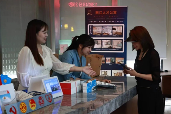 图为园区入驻企业员工正在咨询公寓租赁事宜。渝兴公司供图 图为园区入驻企业员工正在咨询公寓租赁事宜。渝兴公司供图