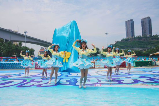图为玛雅海滩水公园开园仪式现场。重庆欢乐谷供图 图为玛雅海滩水公园开园仪式现场。重庆欢乐谷供图