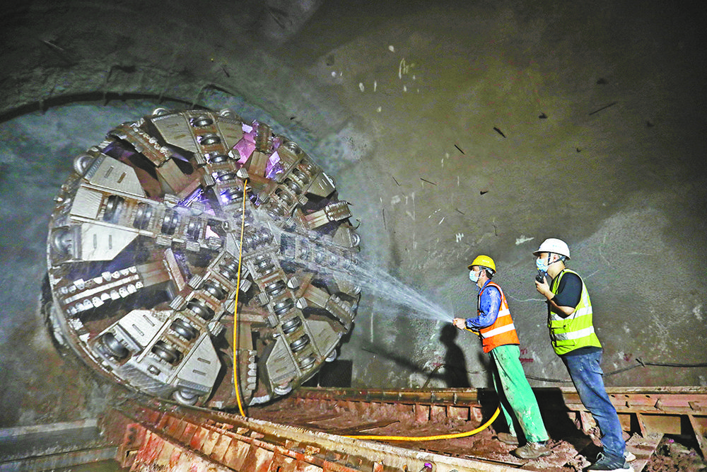 4号线 6月5日,轨道交通4号线西延伸段首个TBM区间龙溪站—民安大道站右线隧道顺利贯通,预计下月将实现双线贯通。记者 罗斌 摄 4号线 6月5日,轨道交通4号线西延伸段首个TBM区间龙溪站—民安大道站右线隧道顺利贯通,预计下月将实现双线贯通。记者 罗斌 摄