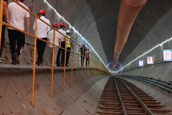 图为嘉宾观摩正在建设中的隧道。张旭 摄 图为嘉宾观摩正在建设中的隧道。张旭 摄
