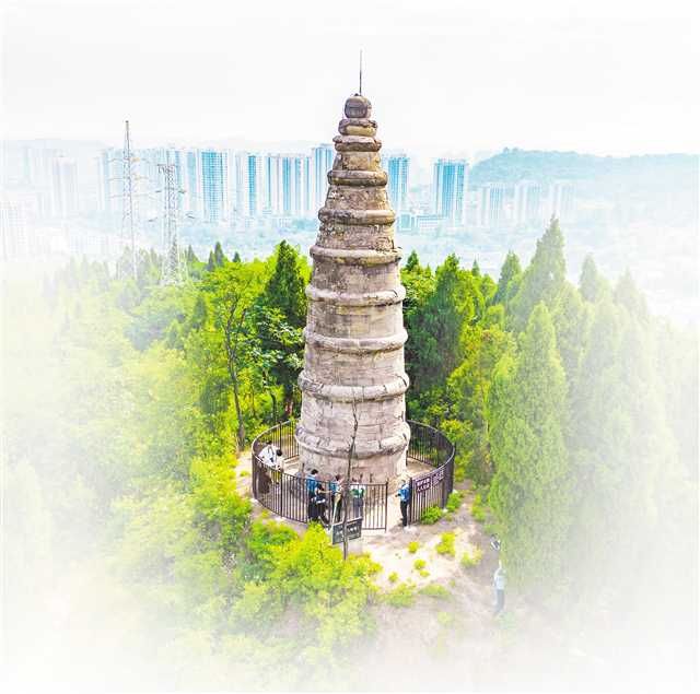 图为大足区南山山顶南塔(文峰塔)。尹诗语 摄 图为大足区南山山顶南塔(文峰塔)。尹诗语 摄