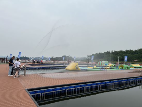 图为民众感受耍水乐趣。钟旖摄 图为民众感受耍水乐趣。钟旖摄