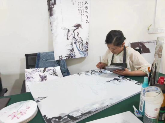 图为铜丝画制作现场。铜梁区委宣传部 供图 图为铜丝画制作现场。铜梁区委宣传部 供图