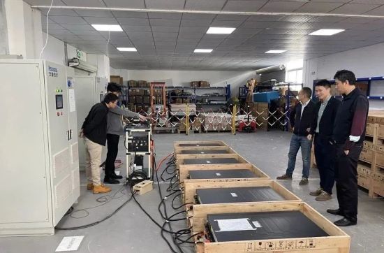 图为团队成员对集装箱储能标准电池包测试。 两江协同创新区供图 图为团队成员对集装箱储能标准电池包测试。 两江协同创新区供图