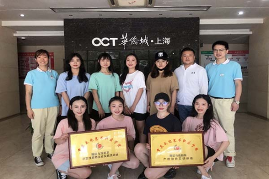 图为重庆文化艺术职业学院老师带队赴上海欢乐谷开展集中实习。 受访者供图 图为重庆文化艺术职业学院老师带队赴上海欢乐谷开展集中实习。 受访者供图