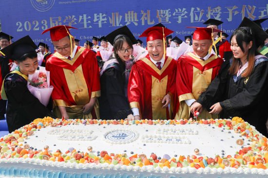 图为毕业典礼现场,师生一同切蛋糕庆祝毕业。重庆城市科技学院供图 图为毕业典礼现场,师生一同切蛋糕庆祝毕业。重庆城市科技学院供图